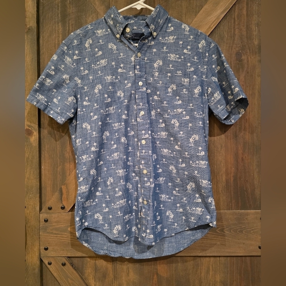 GAP Buttom Down Tripical Short Sleeve Size Small